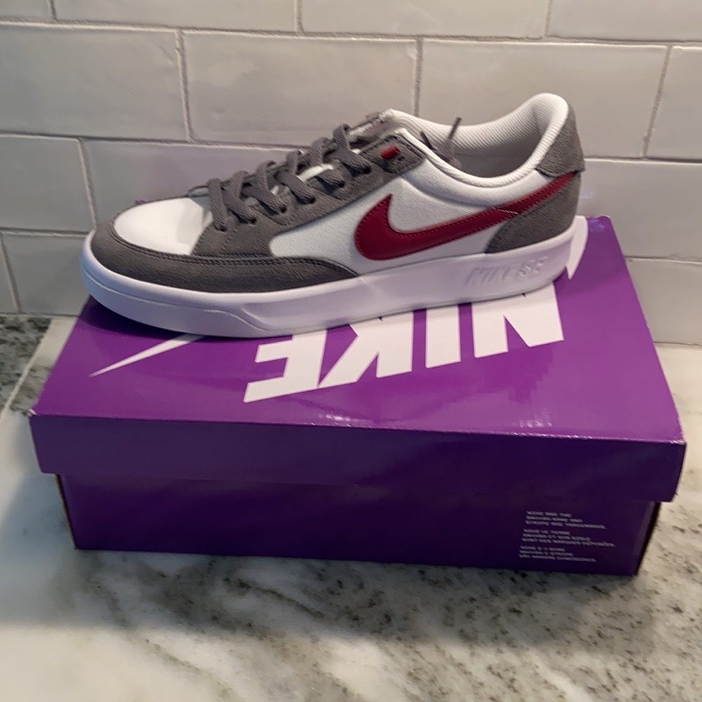 Nike skate board sneakers